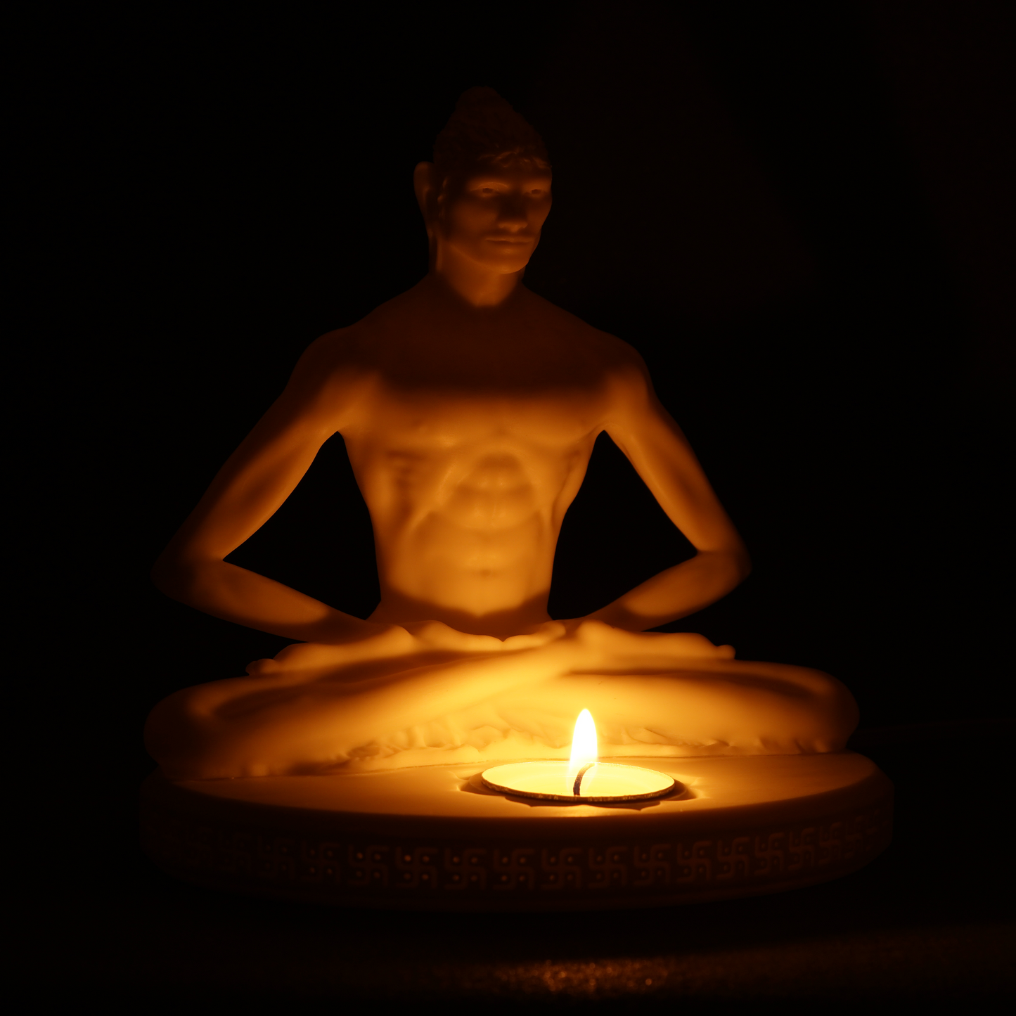 Buddha LED Statue mit App-Steuerung – handgefertigte Figur mit W-RGB Beleuchtung, hier nur mit Teelichthalter genutzt für Meditation und Wohn-Deko

