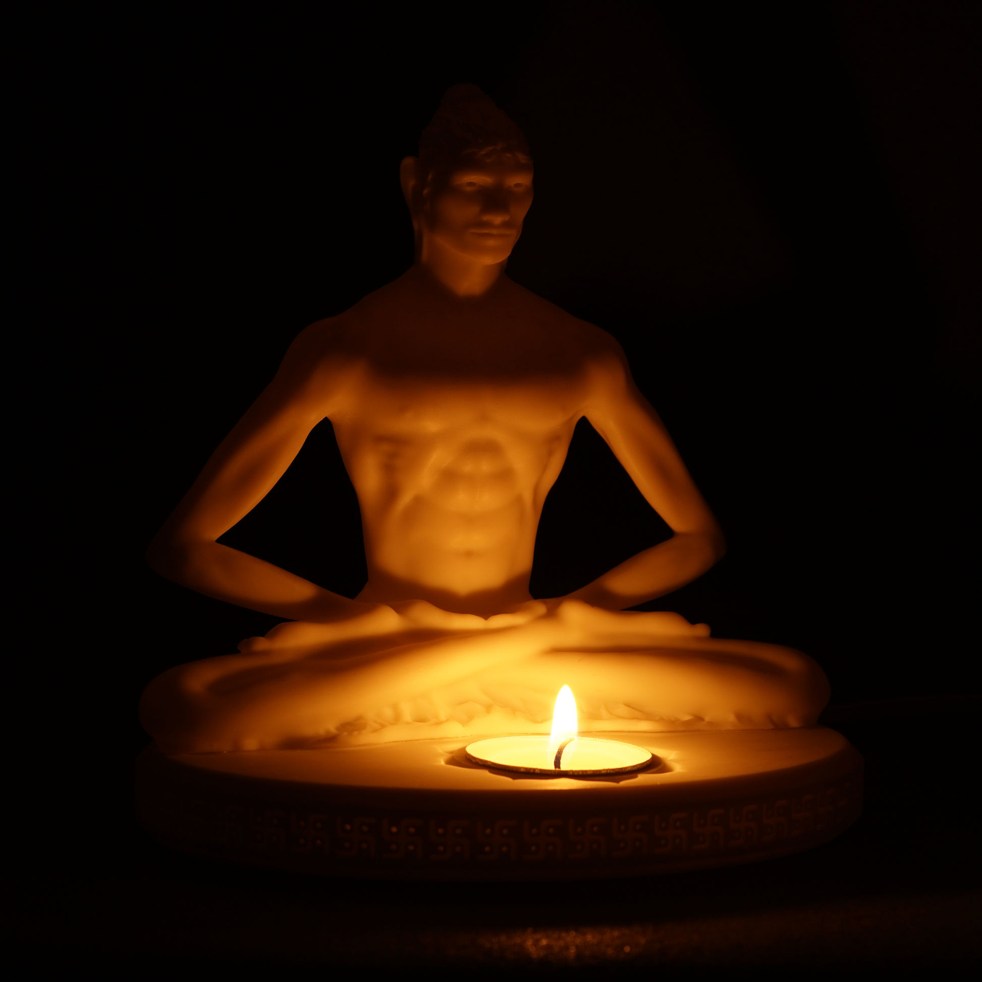 Buddha LED Statue mit App-Steuerung – handgefertigte Figur mit W-RGB Beleuchtung, hier nur mit Teelichthalter genutzt für Meditation und Wohn-Deko
